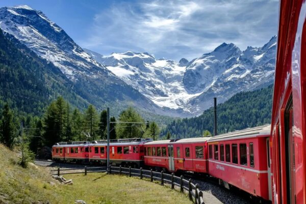 Viaje a los Alpes Suizos en tren rojo bernina