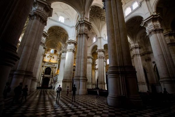 Culturele reizen naar het zuiden van Spanje. Bezoek de kathedraal van Granada met een gids