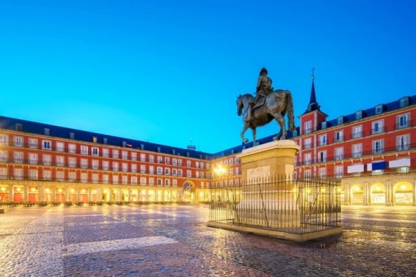 Voyage en Espagne. Visitez la place Plaza Mayor de Madrid avec un guide