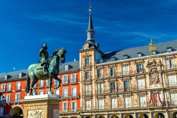 Viaje de vacaciones a España. Visitar Madrid con guía oficial
