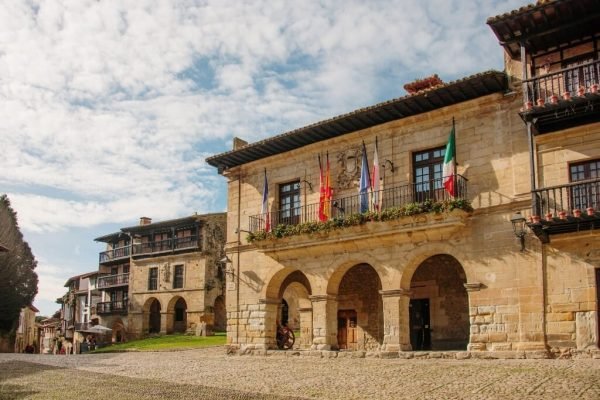 Circuits through the North of Spain. Visit Santillana del Mar with a guide