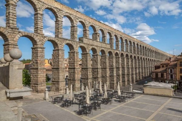 Visit the roman aqueduct in Segovia with an experienced local guide