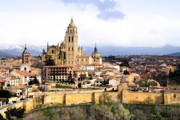 Travel to Spain. Excursion to Segovia with English speaking guide
