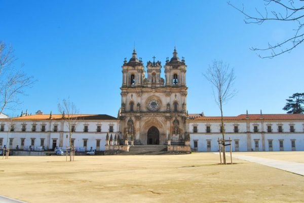 Circuitos por Europa desde Portugal. Visitar los Monasterios de Alcobaça y Batalha desde Lisboa con guía de habla hispana.