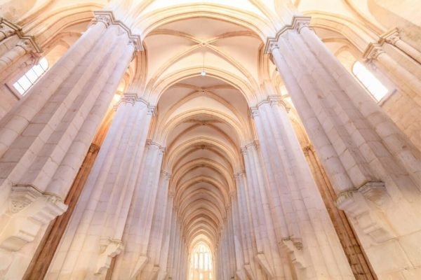 Circuitos por Europa desde Portugal. Visitar los Monasterios de Alcobaça y Batalha desde Lisboa con guía en español.