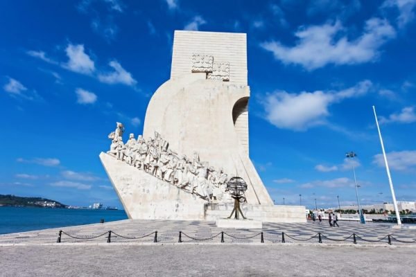 Travel to Europe from Portugal. Visit the highlights of Lisbon with a local guide.