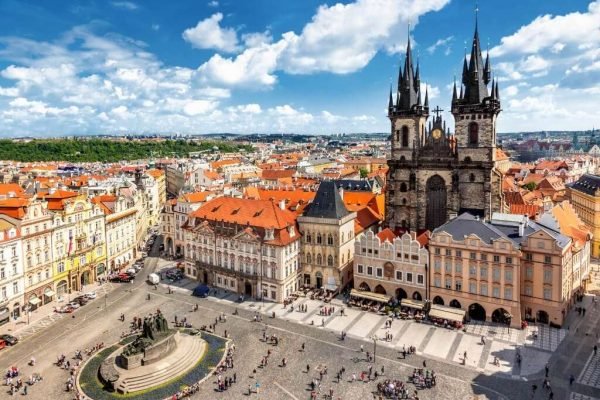 Circuitos por Europa del Este y la República Checa. Visitar lo mejor de Praga con guía de habla hispana.